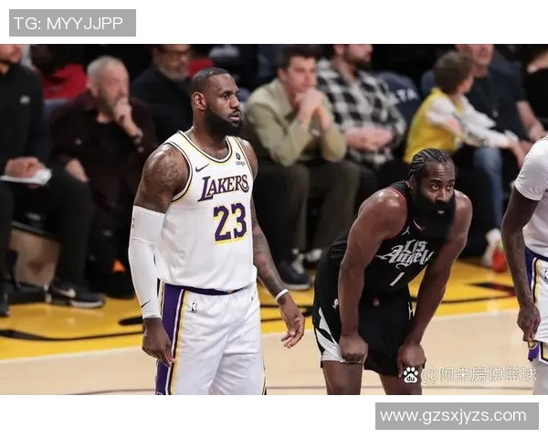 詹姆斯与伦纳德巅峰对决谁能在赛场上笑到最后