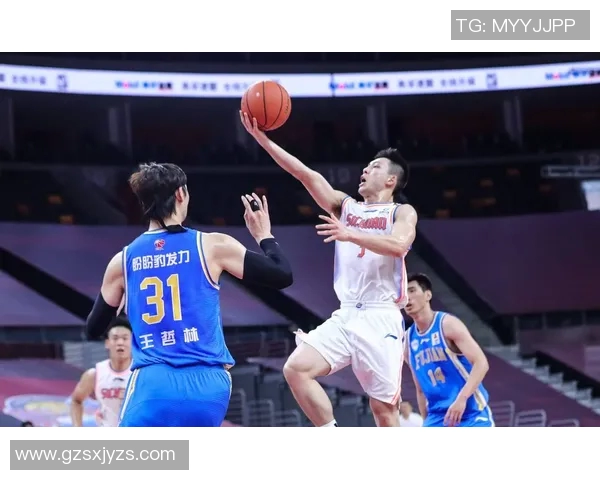 王少杰带领球队迎战同曦全力争胜展现实力与团队精神